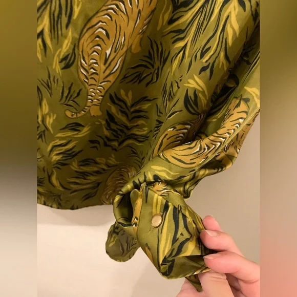 Like new Zara tiger satin novelty print blouse size small - Picture 4 of 7